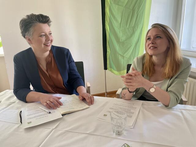 Grüne-Landessprecherin Olga Voglauer mit Nina Weberhofer, der Kandidatin für die ÖH-Wahlen bei einer Pressekonferenz am Donnerstag. | Foto: MeinBezirk.at