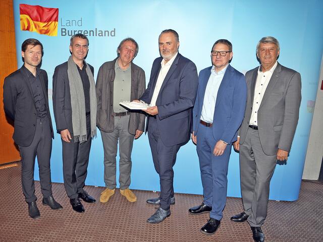 Die Planer Hermann Herbst, Gregor Tritthart und Gerhard Eder von der Arbeitsgemeinschaft mit Landeshauptmann Hans Peter Doskozil, Landesimmobilien-Geschäftsführer Gerald Goger und Güssings Bürgermeister Vinzenz Knor (von links). | Foto: Landesmedienservice