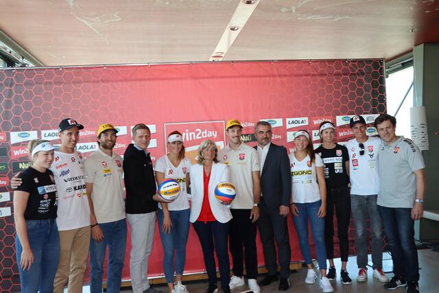 Bürgermeisterin von Neusiedl Elisabeth Böhm (6. v. l.) freut sich über die Austragung des Events in der Bezirkshauptstadt. | Foto: Kathrin Haider