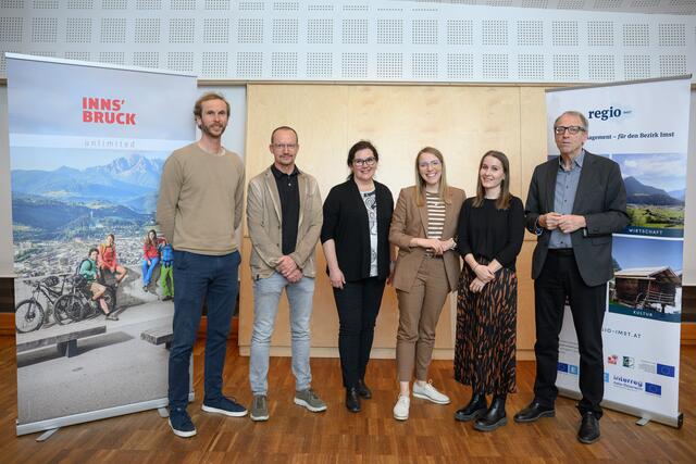 Florian Hauser und Helmut Köll (Planungsbüro PLANOPTIMO), Gisela Egger (Managerin Klima- und Energiemodellregion Imst – KEM), Barbara Plattner (Geschäftsführerin Innsbruck Tourismus), Theresa Geißel (Nachhaltigkeitskoordinatorin im Bereich Destinationsentwicklung bei Innsbruck Tourismus) sowie Anton Hütter (hütter und partner) bei der Info-Veranstaltung. | Foto: Agnes Dorn