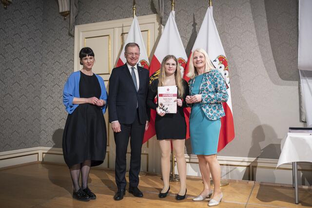 Ida Leidl, Obfrau der OÖ Streichervereinigung, Landeshauptmann Thomas Stelzer, Sophie Stadler und Landtagsabgeordnete Gertraud Scheiblberger, Präsidentin der OÖ Streichervereinigung. | Foto: Land OÖ/ Max Mayrhofer
