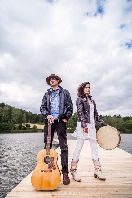 Ernst Molden und Maria Petrova auf Tour: Am Alten Schl8hof in Wels treten sie mit ihrem neuen Album "The Wild Side (of the Liederbuch)" auf. | Foto: Daniela Matejschek