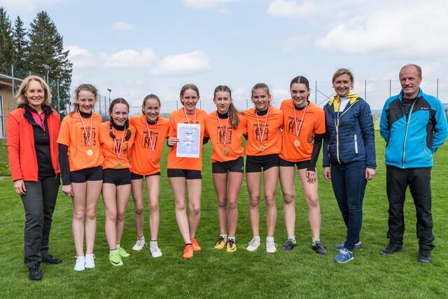 Bezirkssiegermannschaft Mittelschule Rohrbach mit Turnlehrerin Sabine Lindorfer (li), Turnlehrerin und Organisatorin des Bewerbes Angelika Schlägel und Direktor Hans-Peter Indra (re) der Mittelschule Rohrbach-Berg. | Foto: Alfred Hofer