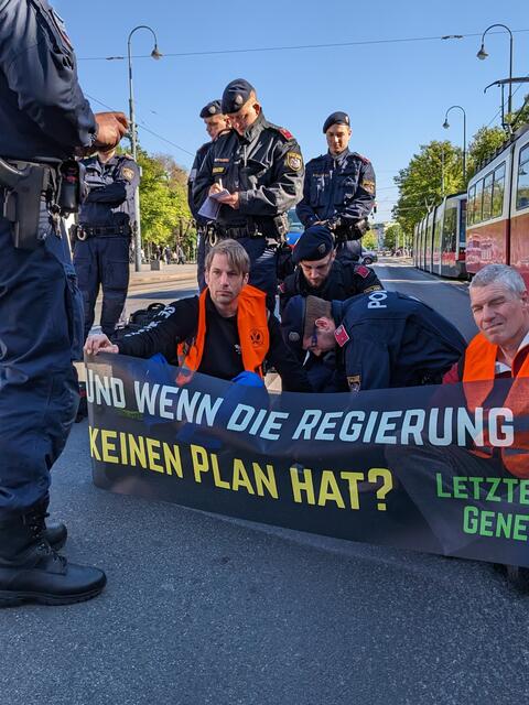 Am Ring wurde in Schneckentempo spaziert und sich festgeklebt.  | Foto: Letzte Generation Österreich