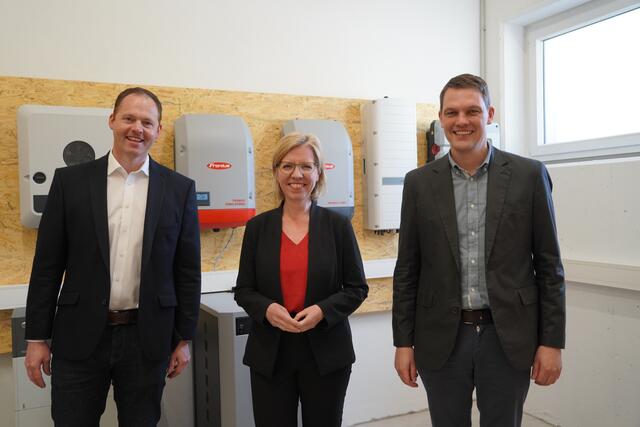 Klimaschutzminsterin stattete dem Elektronikunternehmen DAfi in Eben einen Besuch ab. | Foto: Philipp Scheiber