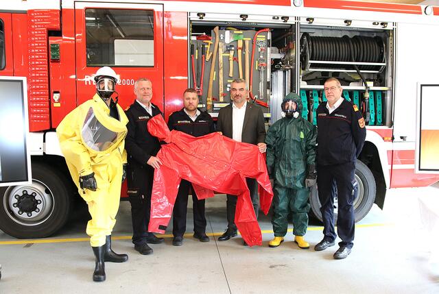 Präsentierten die neuen Schutzanzüge für die burgenländischen Stützpunktfeuerwehren: Michael Hauser, Adi Binder, Heinrich Dorner und Andreas Braunstein. | Foto: Landesmedienservice