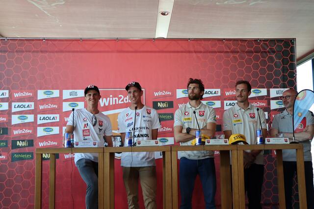 Österreichs Männer-Teams: Philipp Waller und Julian Hörl sowie Robin "Rob" Seidl und Moritz "Mo" Pristauz mit Tom Bläumauer | Foto: Kathrin Haider