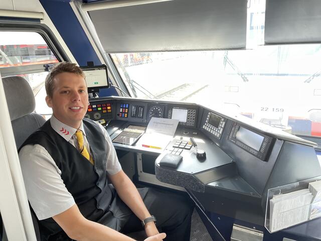 Seit 2020 ist Daniel Meister Lokführer und steuert die Lilo. Er schätzt vor allem das familiäre Klima an der Lokalbahn. | Foto: BRS/Püringer