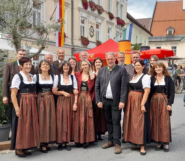 Der A-cappella Chor Feldkirchen umrahmte auch den Licht ins Dunkel Frühschoppen am Hauptplatz in Feldkirchen.  | Foto: A-cappella Chor