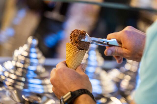 Kinder lernen in drei verschiedenen Workshops ihr eigenes Eis herzustellen.  | Foto: Martin Steiger