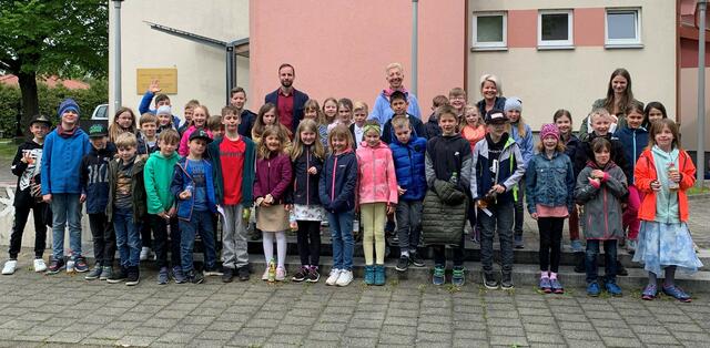Die SchülerInnen der 3. Klassen der VS Ennsdorf mit Bürgermeister Daniel Lachmayr. | Foto: Gemeinde Ennsdorf