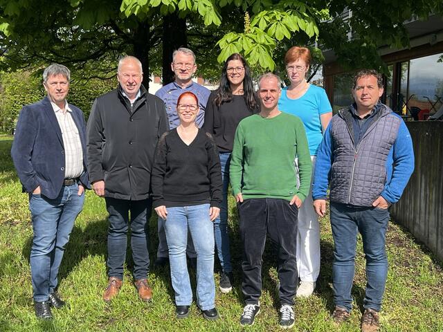 Von links nach rechts: Robert Allgäuer (Geschäftsführer), Thomas Lampert (Bürgermeister Göfis) Linda Summer (Pflegedienstleistung), Radislav Mesaric, (Küchenleitung), Patricia Ladurner (Verwaltung), Christian Leiter (Stationsleitung), Luise Bolter (Leitung Reinigung/Wäscherei), Andreas Dobler (Bürgermeister Satteins). | Foto: Sozialzentrum Satteins-Jagdberg