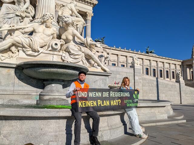 Die Aktivistinnen und Aktivisten betonen, dass die Farbe im Brunnen Uranin sei. Diese sei ungiftig und für die Umwelt unbedenklich. Der Farbeffekt zerfällt durch UV-Licht binnen weniger Stunden. Der Brunnen werde dadurch nicht beschädigt. | Foto: Letzte Generation Österreich