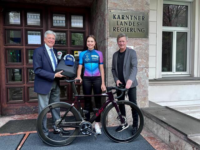 LH Kaiser (li) und Arno Arthofer (re) gratulieren Kärntens Radsport-Ass Johanna Martini zum ersten Profivertrag auf der Continental-Tour. | Foto: Büro LH Kaiser