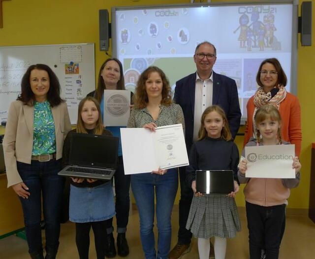 Freuen sich über die besondere Auszeichnung (v. l.): Schulleiterin Daniela Gaishofer, Klassenlehrerin Ingeborg Pfeffer, Bürgermeister Karl Elsigan, eEducation Beauftragte Carina Franta, Klassenlehrerin Maria Höpp-Winna
sowie die Schulkinder Romy Hofbauer, Lena Glaser und Isabelle Hartner. | Foto: VS Schwarzenau