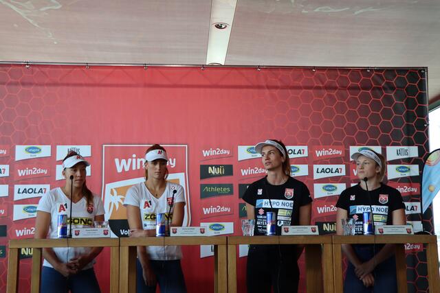 Die österreichischen Mädels am Center Court: "The Klingers" Ronja und Dorina Klinger sowie Lena Plesiutschnig und Katharina "Kathi" Schützenhofer | Foto: Kathrin Haider