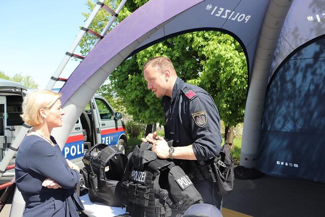 GR Sabine Jakubzig im Gespräch mit einem Polizisten der Schnellen Einsatzkräfte, der seine Schutzausrüstung erklärt. Das tragbare ballistische Schild ist ein Schutz gegen Faustfeuerwaffen und wiegt rund 20 kg.
 | Foto: Edith Ertl