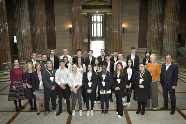 Foto der Klasse im Foyer des Parlamentsgebäudes: Schülerinnen und Schüler der 1. Handelsschulklasse mit ihrem Klassenvorstand
Unterstützende Abgeordnete: Christoph Stark (ÖVP), Eva-Maria Holzleitner, NR (SPÖ), Christian Ries (FPÖ), Sibylle Hamann (GRÜNE), Mag. Martina Künsberg Sarre (NEOS), Nationalratspräsident Wolfgang Sobotka
 | Foto: : Fotos stammen von der Homepage der Parlamentsdirektion bzw. von https://das.fotovonzinner.com/