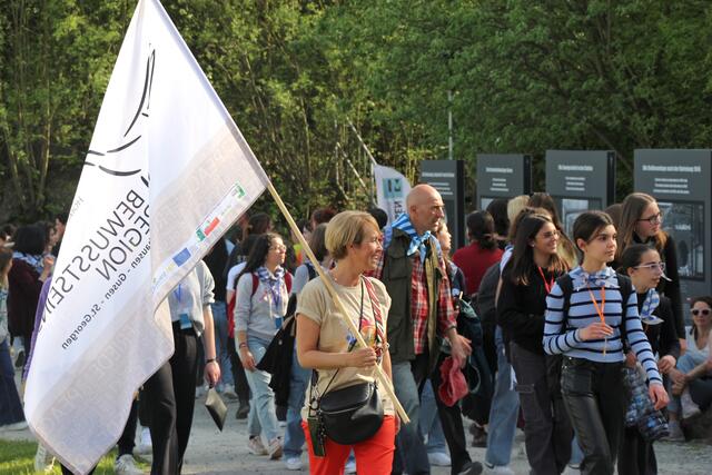 Rund 200 junge Italiener aus Empoli marschierten mit VBgm. Michaela Traxler vom Aktivpark4222 zum Haus der Erinnerung. | Foto: Eckhart Herbe