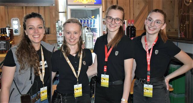 Margaretha, Elisa, Elisabeth und Kathrin hatten viel Spaß beim Arbeiten hinter der Bar. | Foto: Klara Fruhstorfer