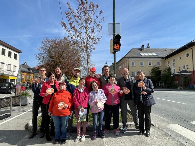Was eine inklusive Gemeinde ausmacht, kann auf den Tafeln, die hier bald rund um den Baum hängen, abgelesen. | Foto: sm