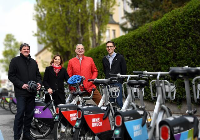 Stefan Deflorian (Kaufmännischer Geschäftsführer der Tirol Kliniken GmbH), Vizerektorin Manuela Groß (Medizinische Universität Innsbruck). Rektor Wolfgang Fleischhacker (Medizinische Universität Innsbruck), Fabian Rohrer (Mobilitätsbeauftragter der Tirol Kliniken GbmH)

 | Foto: David Bullock