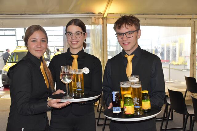 Laura, Babett und Alex von der HBLA Oberwart servierten Getränke. | Foto: Michael Strini