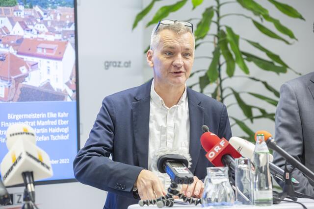 Für die Auwiesen seien Maßnahmen bereits erarbeitet, richtet Stadtrat Manfred Eber (KPÖ) dem freiheitlichen Landeschef Mario Kunasek aus. | Foto: Foto Fischer