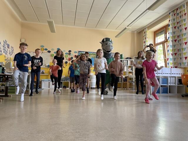 Bei unterschiedlichen Stationen quer durch das Schulgebäude konnten sich die Schülerinnen und Schüler auspowern. | Foto: RegionalMedien Steiermark