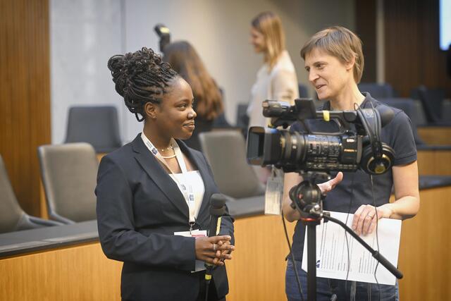 Karner Zam im Interview, unterwegs als Journalistin | Foto: : Fotos stammen von der Homepage der Parlamentsdirektion bzw. von https://das.fotovonzinner.com/
