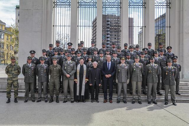 Die jungen ausgemusterten Leutnante und Wachtmeister (2.-4 Reihe) mit den Ehrengästen vor dem Befreiungsdenkmal am Landhausplatz.
 | Foto: OStWm Hansjörg Raggl