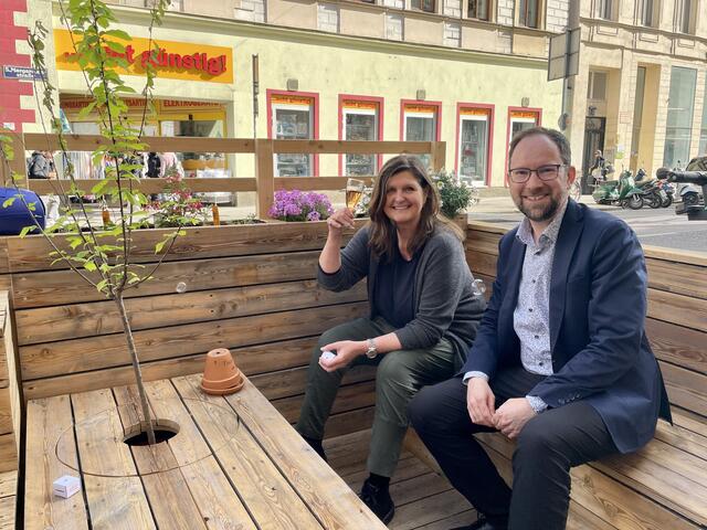 Sabine Hofmann, Geschäftsführerin Filmcasino, und Bezirksvorsteherin-Stellvertreter Wolfgang Mitis weihten die neue Grätzloase gleich ein. | Foto: Barbara Schuster/RMW