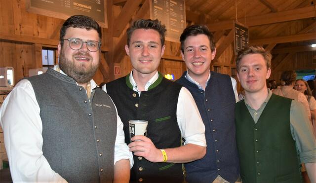 Andreas, Bastian, Matthias und Niki kamen bereits mit Vorfreude aufs Fest. | Foto: Klara Fruhstorfer