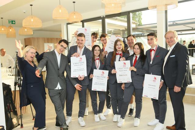 Das ist das erfolgreiche Burgenland-Nachwuchsteam: Martina Wende (Obfrau Hotellerie), Matthias Lang, Philipp Berghofer, Max Stapf-Wukovitsch, Sandra Pinter, Raphael Frantz, Marjana Nikolic, Matthias Mirth (Obmann Gastronomie), Michelle Hörzer, Tobias Kramm, KommR Helmut Tury (Spartenobmann Tourismus und Freizeitwirtschaft)  | Foto: WK Burgenland