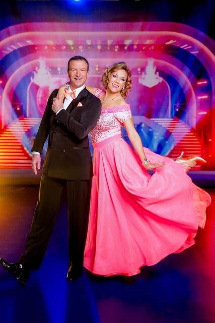 Paar 04: Alexander Pointner und Manuela Stöckl mit einem Quickstep zu "The One That I Want". | Foto: ORF/ Günther Pichlkostner