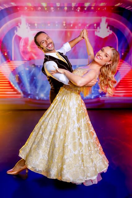 Paar 01: Corinna Kamper und Danilo Campisi mit einem Slowfox zu "My Baby Just Cares For Me". | Foto: ORF/ Günther Pichlkostner