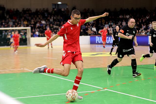 Sport verbindet: Matthias Breton (am Ball) und weitere Kicker bilden mit Special-Olympics-Mitarbeitern eine Businessmarathon-Staffel. | Foto: GEPA