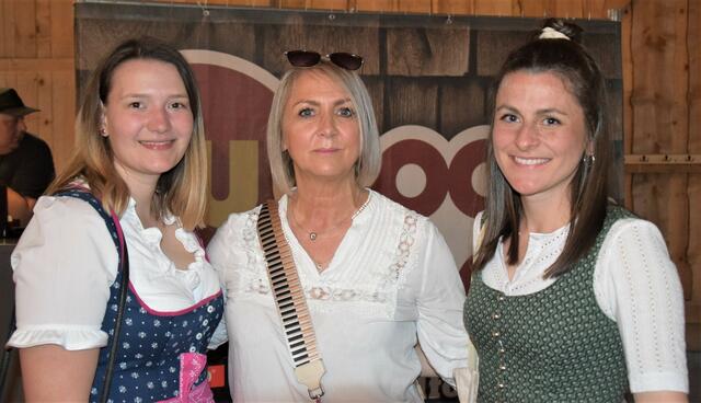 Julia, Eva und Johanna feierten am Böhmischen Frühling. | Foto: Klara Fruhstorfer