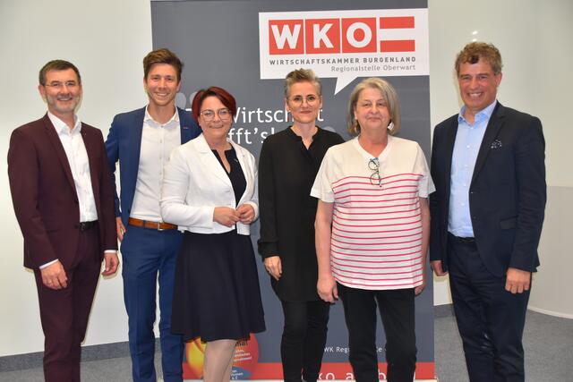 Informativer Abend in der Wirtschaftskammer: Volksbank-Regionaldirektor Richard Kossits, WK-Regionalstellenleiter Peter Pratscher, WK-Regionalstellenobfrau Tanja Stöckl, Eveline Rabold, Heidetraud Seper und Wilfried Drexler | Foto: Michael Strini
