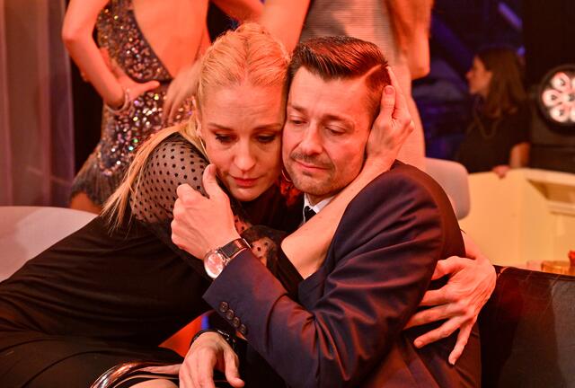 Bitteres Aus für Lilian Klebow: Die Schauspielerin und Dancing-Stars-Favoritin entschied sich für einen freiwilligen Ausstieg vorm Finale, nachdem sich ihr Tanzpartner Florian Gschaider verletzt hatte. | Foto: ORF/Thomas Ramstorfer