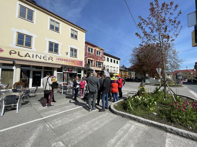 Am Baum vor dem Cafe Plainer möchte man Pflöcke setzten, an denen man die Schilder zur Inklusion befestigt, damit jeder sie lesen kann.  | Foto: sm