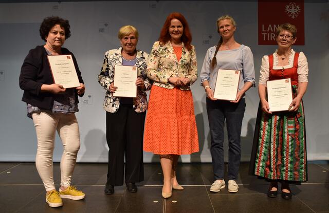 Die Geehrten aus dem Bezirk Reutte mit Landesrätin Cornelia Hagele (Mitte) v.l.: Elisabeth Lochbihler (40 Jahre), Cilli Ledl (40 Jahre), Anke Schuster (10 Jahre) und Margarete Spielmann (10 Jahre). | Foto: Land Tirol/Feuersinger