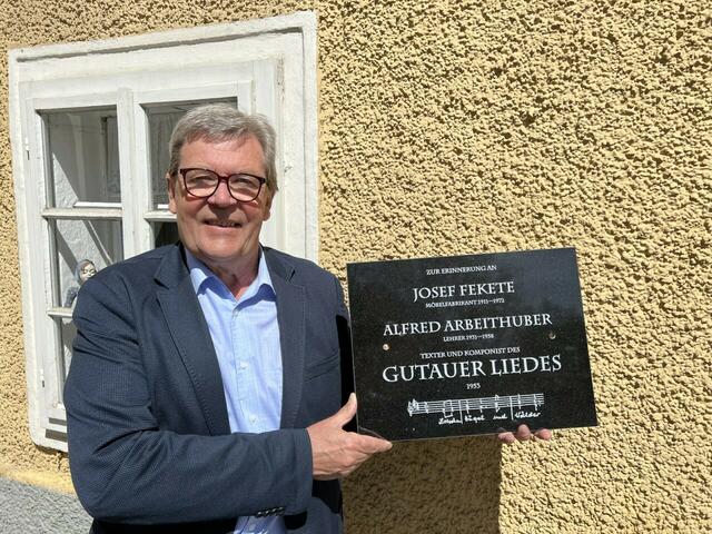 Der Gutauer Bürgermeister Josef Lindner mit der Gedenktafel, die am 12. Mai offiziell enthüllt wird. | Foto: Färbermuseum/Atteneder