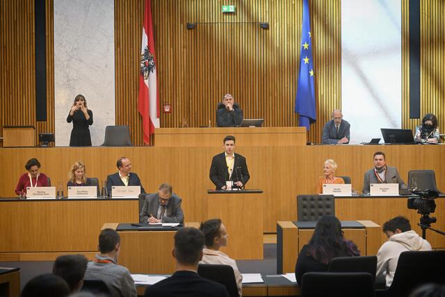 Marian Olteanu vertritt die Anliegen seines Clubs | Foto: : Fotos stammen von der Homepage der Parlamentsdirektion bzw. von https://das.fotovonzinner.com/
