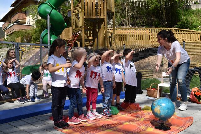 Die Kindergarten-Kids sorgten zur Feier des Tages für musikalische EInlagen - eine kleine Welt für die kleinen Heranwachsenden.