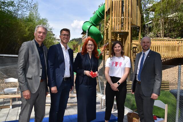Gratulation zum gelungenen Werk: (v.l.) Dietmar Waldeck (Geschäftsführer GHS), Bgm. Christian Härting, Bildungslandesrätin Cornelia Hagele, Kindergartenleiterin Michelle Reiter und Martin Mimm (Geschäftsführer GHS).