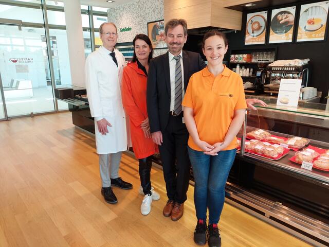 Ärztlicher Direktor Martin Uffmann, Pflegedirektorin Maria Aichinger, Kaufmännischer Direktor Johann Ungersböck und Caroline Frank, Teilinhaberin und Geschäftsführerin der Firma Edelschön Gastro GmbH. | Foto: Landesklinikum Neunkirchen