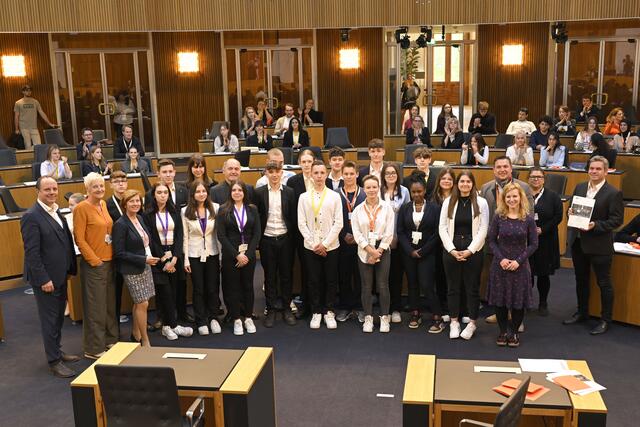 Foto der Klasse im Sitzungssaal des Parlamentsgebäudes | Foto: : Fotos stammen von der Homepage der Parlamentsdirektion bzw. von https://das.fotovonzinner.com/