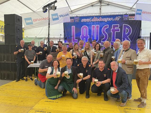 Die Ehrengäste beim Bieranstich. | Foto: Martina Schweller