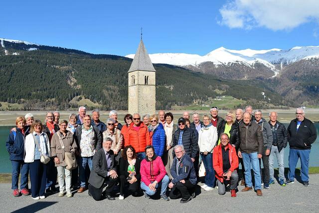 Ein Gruppenfoto der Telfer Siebziger und ihrer Begleiter am Reschensee. | Foto: MG Telfs